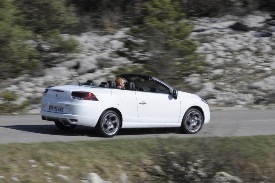  Renault Megane Coupe Cabriolet GT 2011 года  (фото 17 из 27)